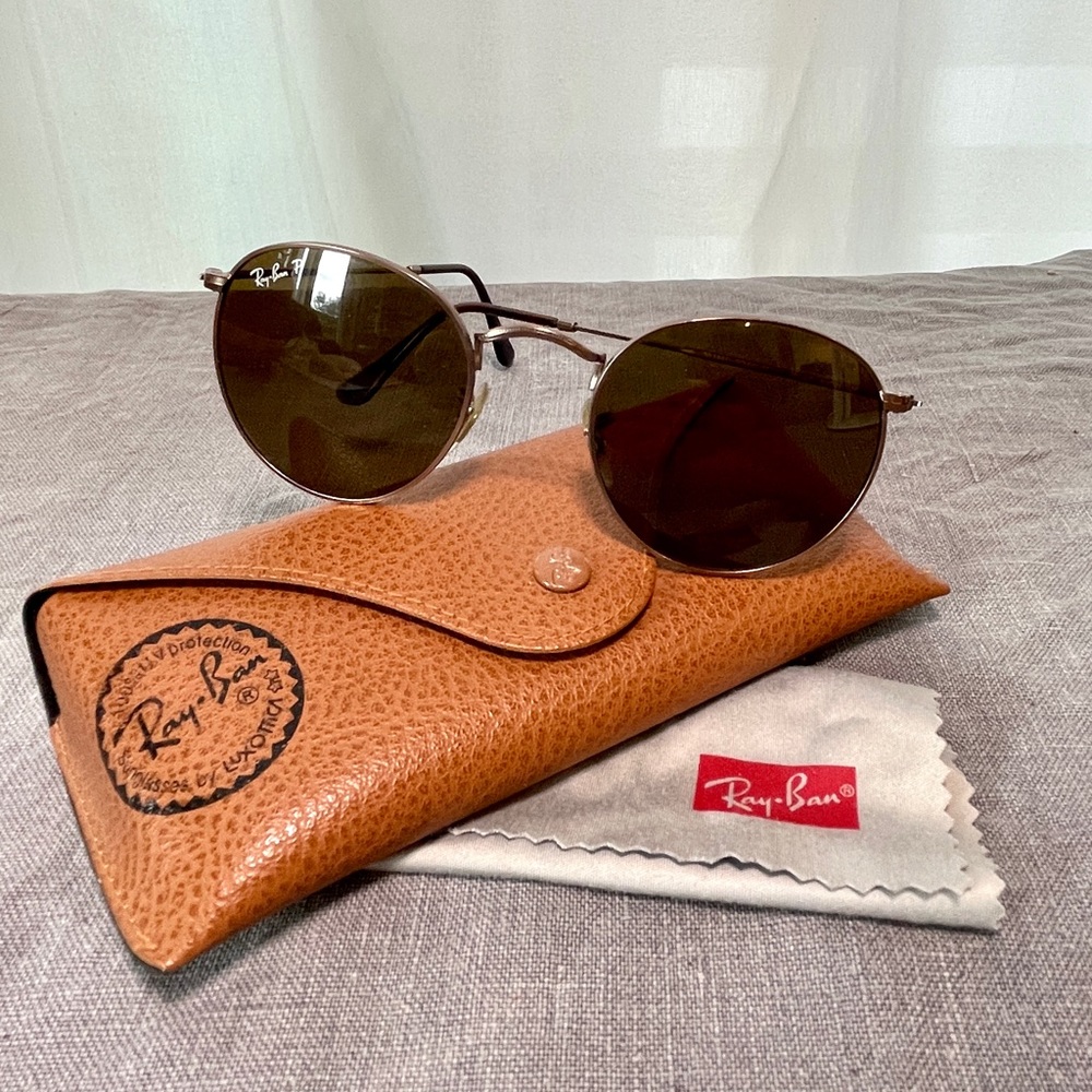 Round Ray-Ban Polarized Sunglasses. Unisex.  Brown lens goldstone metal frames.